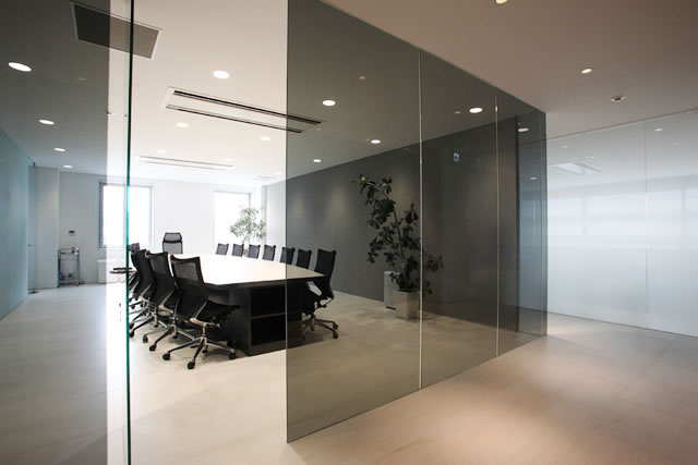 業務用エアコンのペアとマルチの特長_会議室