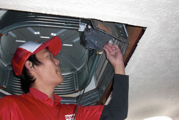 業務用エアコンの分解洗浄①